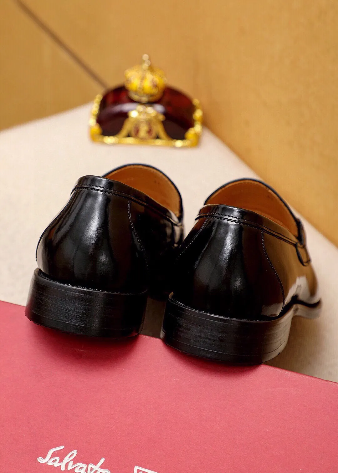 Men's shoes 💰480 💐 Product trademark: Ferragamo "Ferragamo" casual leather shoes Regular size: 38-44 (45🉑️customized) Product materials: Selected imported first-layer open-edge beaded cowhide leather upper + luxury hardware buckle, imported water-dyed cowhide leather lining. Strong three-dimensional visual effect, original outsole color: 2 colors available